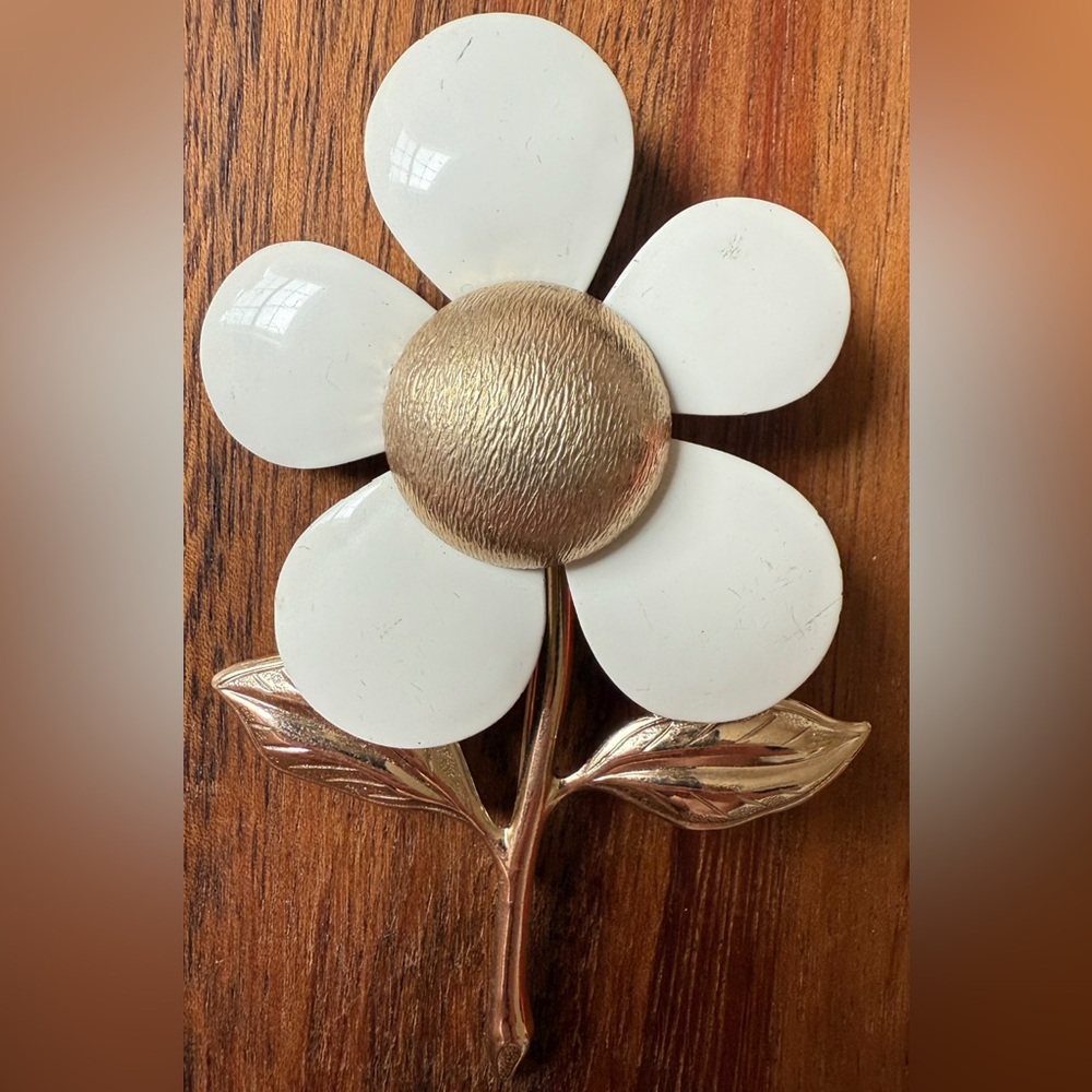 VTG Sarah Coventry White and Gold Tone Flower Brooch Floral Metal Enamel